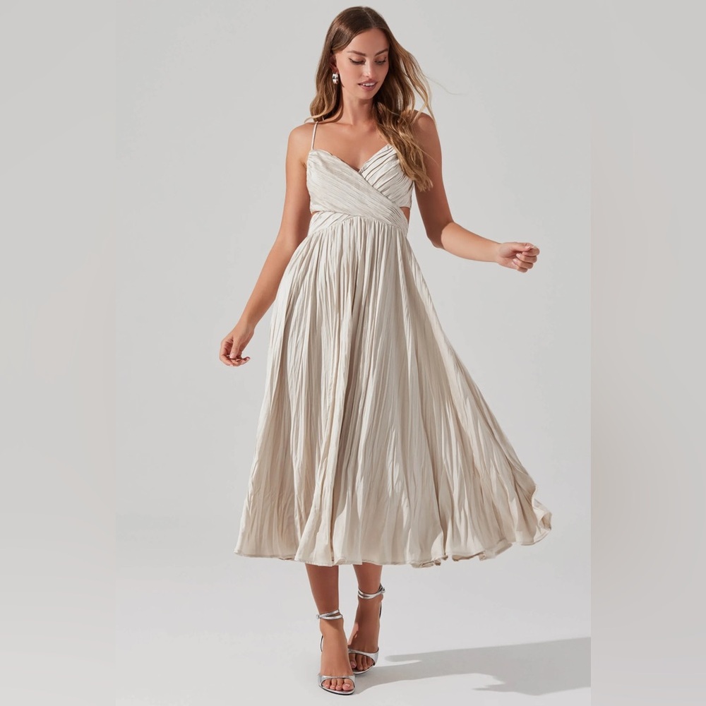 ASTR The Label-NWOT Champagne Capitola Pleated Midi Dress Size M (Lot 8 Item 14)
